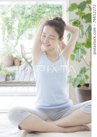 Women stretching Women stretching 76652272