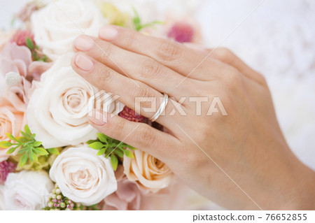  Bride with a bouquet 76652855