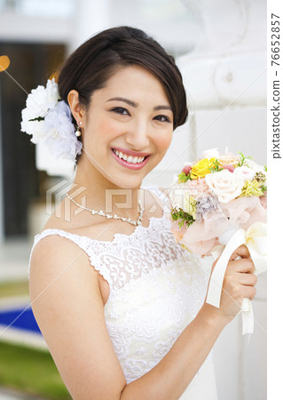 Bride with a bouquet Bride with a bouquet 76652857