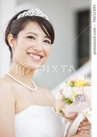  Bride with a bouquet 76652995
