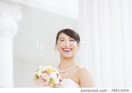  Bride with a bouquet 76653004