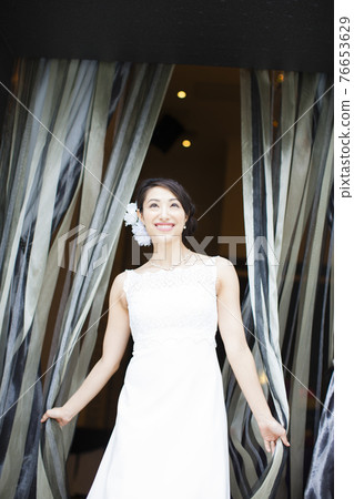Bride Portrait 76653629