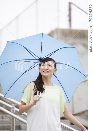 一個女人打著傘 76654276