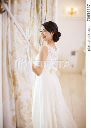Smiley bride 76654367