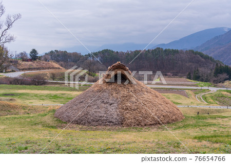 ■ (Nagano Prefecture) Idojiri Ruins When the cherry blossoms bloom 76654766