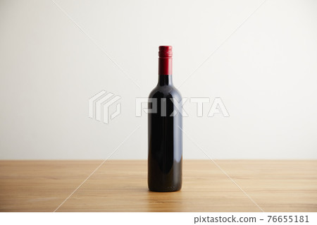 Red wine bottle 76655181