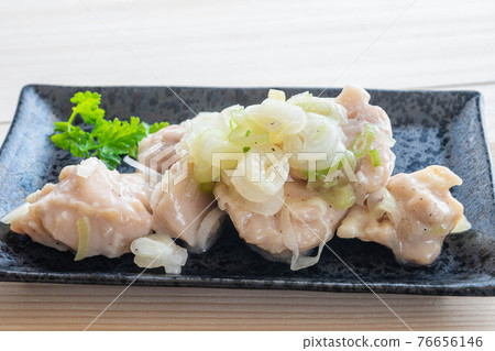 Grilled chicken onion with salt 76656146