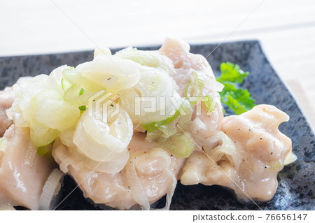Grilled chicken onion with salt 76656147