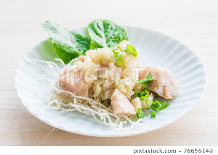 Grilled chicken onion with salt 76656149