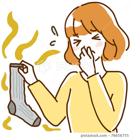 一位年輕女子拿著臭襪子捏鼻子的線描插圖 76656755