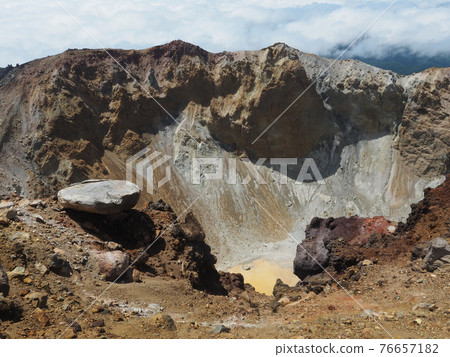 位於 Meakan 山頂的火山口湖 位於 Meakan 山頂的火山口湖 76657182