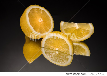 Sliced lemon Sliced lemon 76657732