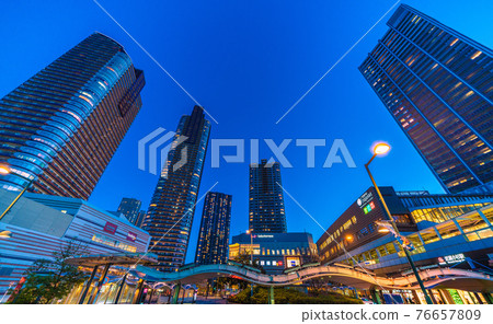 日本的川崎市容我們看武藏小杉站和塔公寓團體 日本的川崎市容我們看武藏小杉站和塔公寓團體 76657809