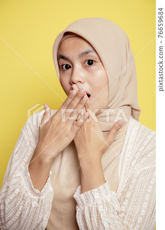 close up hijab women with shocked expression at the camera 76659684