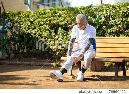 戶外膝蓋疼痛的老人 76660431