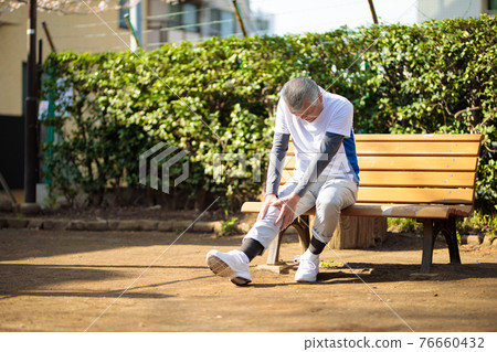 戶外膝蓋疼痛的老人 戶外膝蓋疼痛的老人 76660432