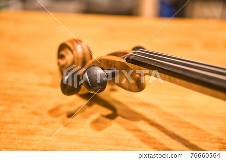 A violin A violin 76660564