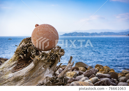 Looking out over the sea from Teba Island 76661063
