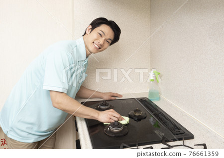 房子清潔男工人清潔煤氣灶 76661359