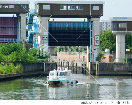 A patrol boat that leaves the Kema Lock Gate and sails through the river (photographed in Osaka City in September 2020) A patrol boat that leaves the Kema Lock Gate and sails through the river (photographed in Osaka City in September 2020) 76661818