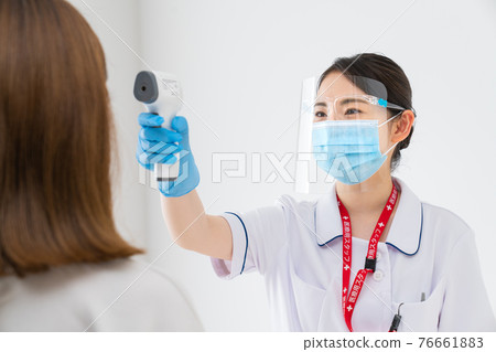 護士用非接觸式溫度計測量體溫 76661883