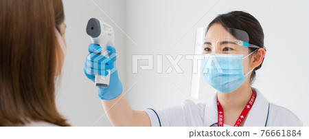 護士用非接觸式溫度計測量體溫 76661884