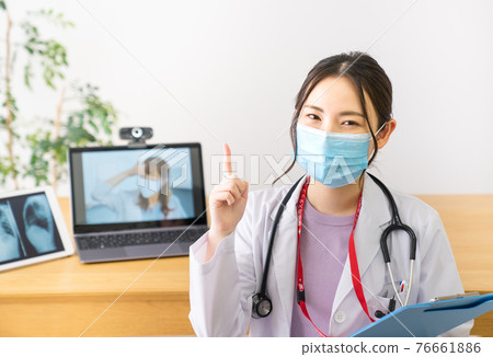 年輕女醫生指著 年輕女醫生指著 76661886