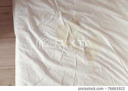 Image of pee's child on the white bed sheet. Cause stains and dirty on the mattress. 76663822