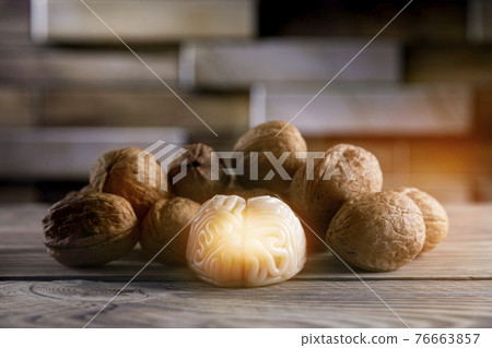 Walnuts like healthy food for the brain. Shape of human brain is surrounded by walnut kernels. It symbolizes how brain similarity with walnuts and proven effectiveness as healthy food for brain Walnuts like healthy food for the brain. Shape of human brain is surrounded by walnut kernels. It symbolizes how brain similarity with walnuts and proven effectiveness as healthy food for brain 76663857