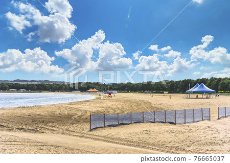 [神奈川/橫濱] 海洋公園海灘上的網柵欄和大型簡易帳篷 76665037
