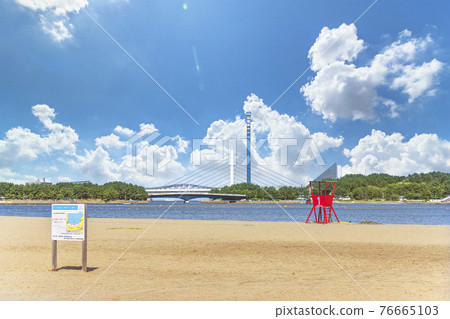[神奈川/橫濱] 海之公園海灘救生員監視塔和通往八景島海洋樂園的金澤八景大橋 76665103