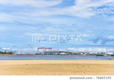 [Kanagawa / Yokohama] Sumitomo Heavy Industries' Yokosuka Factory and Hakkeijima Sea Paradise as seen from the beach of Uminokoen. 76665105