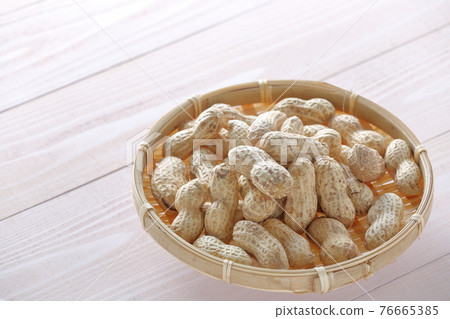 Peanuts in a basket (variety Omasari) 76665385