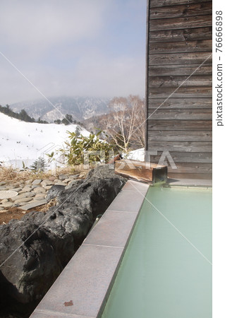 早上萬座溫泉露天浴池的風景 76666898