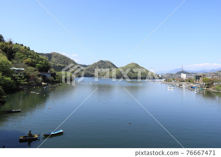 Fresh green Lake Sagami 76667471