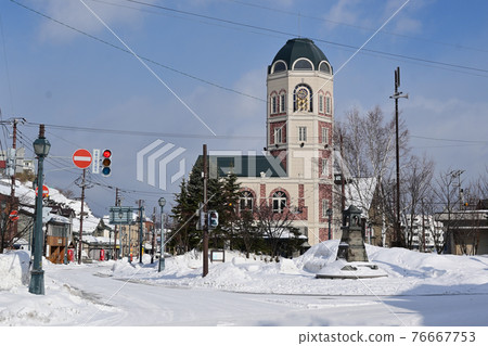 北海道小樽市童話十字路口（LeTAO總店）Sakaimachi-dori入口冬季雪景 76667753