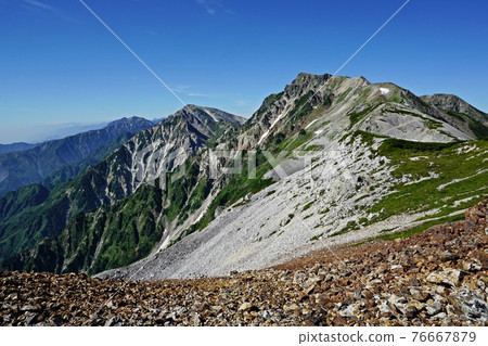 從光蓮岳附近看夏天的城馬三山 從光蓮岳附近看夏天的城馬三山 76667879