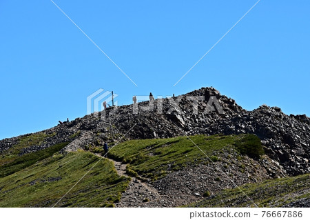 Mt. Shirouma: A mountain trail leading to Mt. Korenge and a climber who climbed Mt. Korenge 76667886
