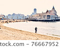 Take a break on the beach in the afternoon 76667952