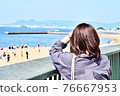 A woman who falls on the beach 76667953