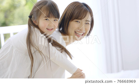 媽媽和女兒在室內玩耍 76668969