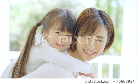 媽媽和女兒在室內玩耍 76668984