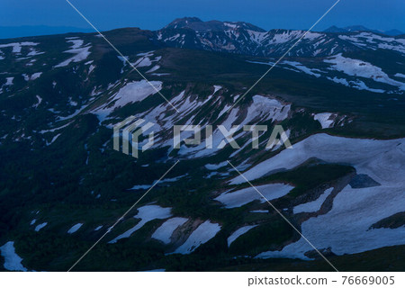 Mount Tomuraushi before dawn Mount Tomuraushi before dawn 76669005