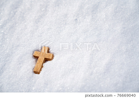 雪中的木十字架 雪中的木十字架 76669040