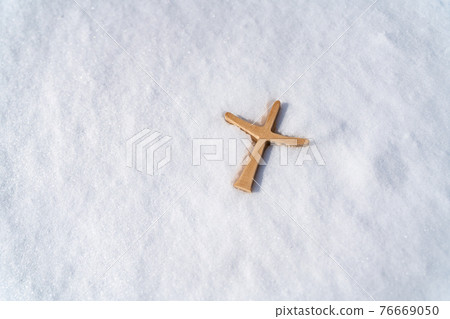 雪中的木十字架 雪中的木十字架 76669050