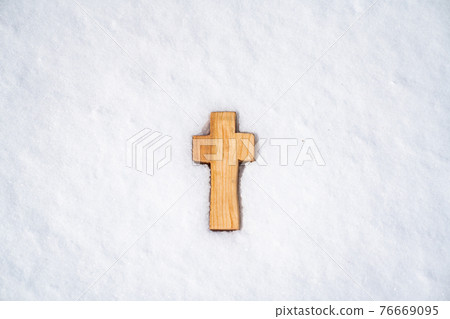 雪中的木十字架 雪中的木十字架 76669095
