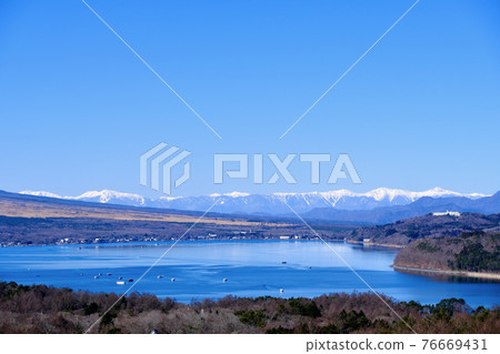 [Yamanashi] Southern Alps mountain range (winter) seen from Lake Yamanaka (panoramic stand) 76669431