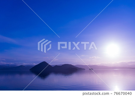 Lake Toya in the spring that shines in the sunrise 2 Lake Toya in the spring that shines in the sunrise 2 76670040