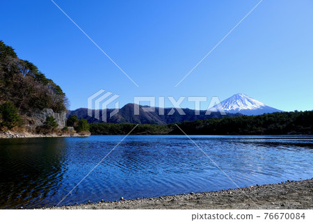 [Yamanashi] Mt. Fuji seen from Saiko (winter) 76670084