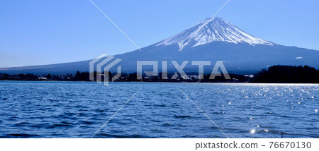 [山梨縣]從河口湖（冬季）看的富士山 76670130